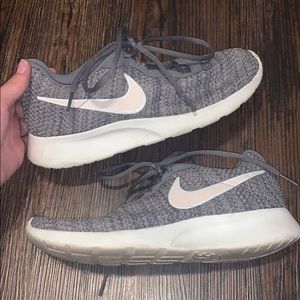 NIKE Size 8 Gray & Light Pink Tennis Shoes